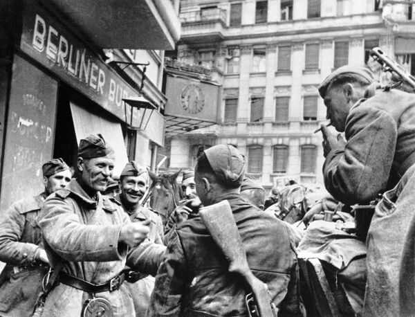 Советские солдаты-освободители празднуют победу в Берлине