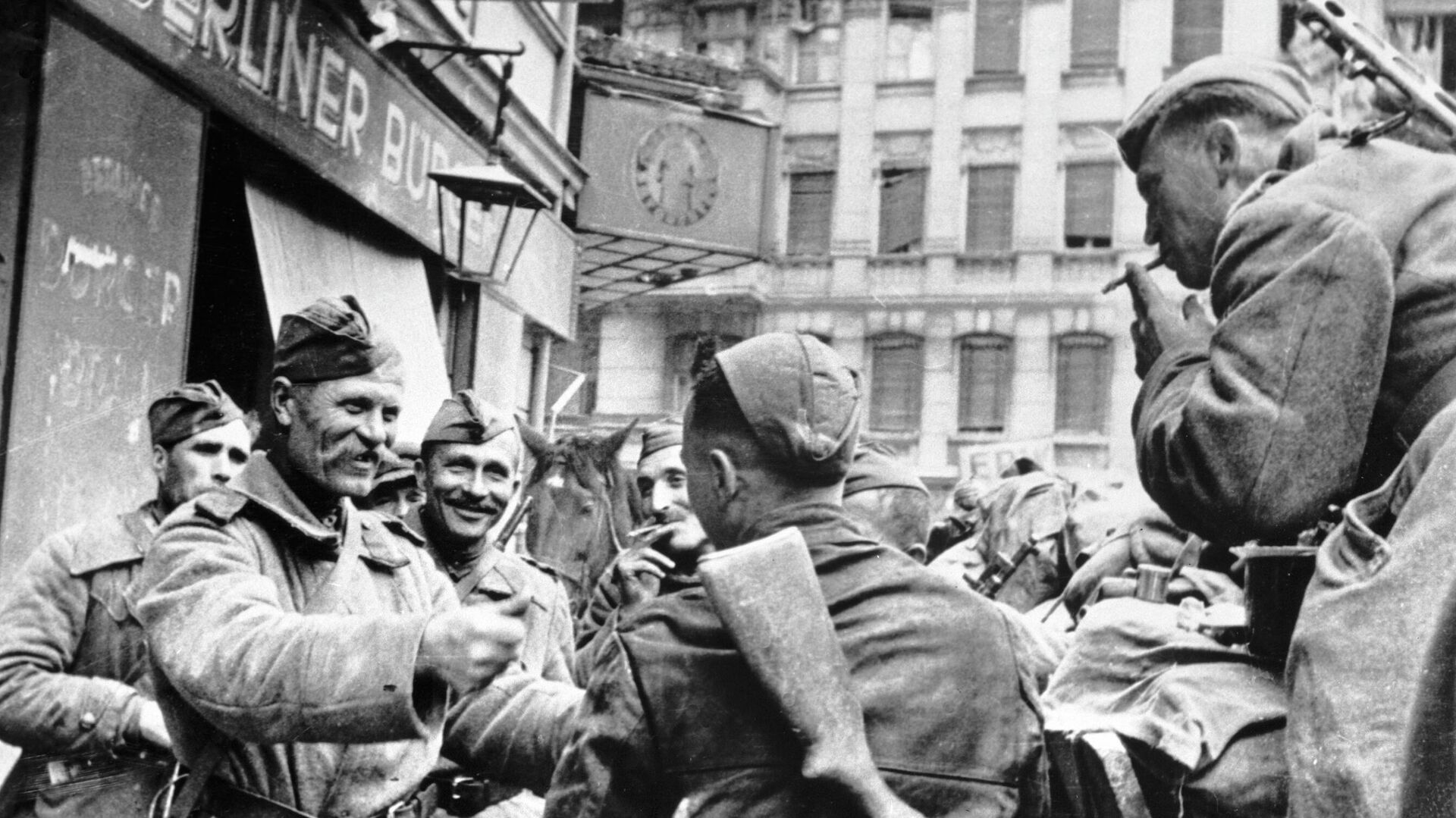 Советские солдаты-освободители празднуют победу в Берлине - РИА Новости, 1920, 08.05.2022