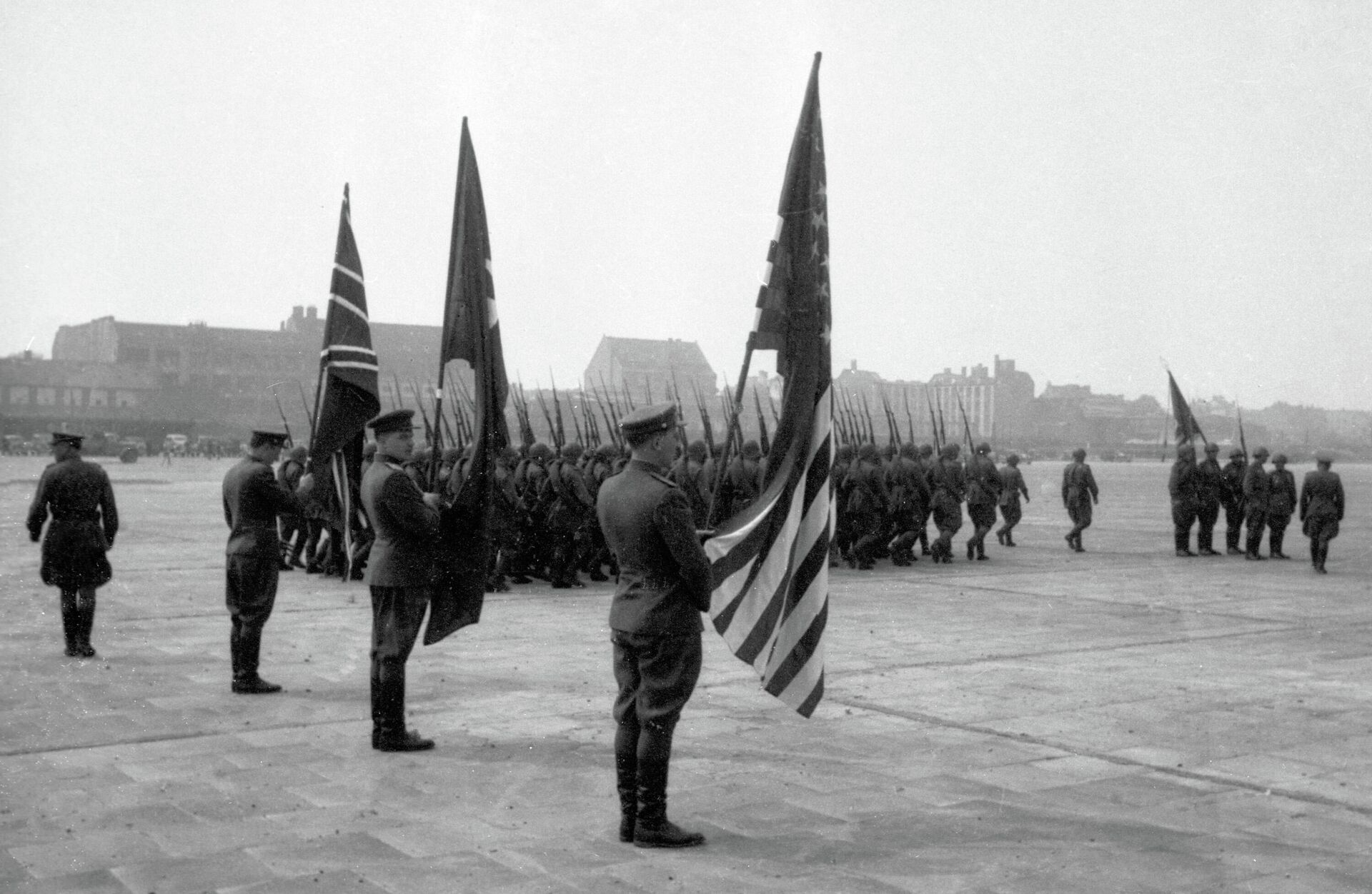 Представители союзного командования, прибывшие для подписания акта о капитуляции Германии, на Темпельгофском аэродроме в Берлине - РИА Новости, 1920, 14.04.2022