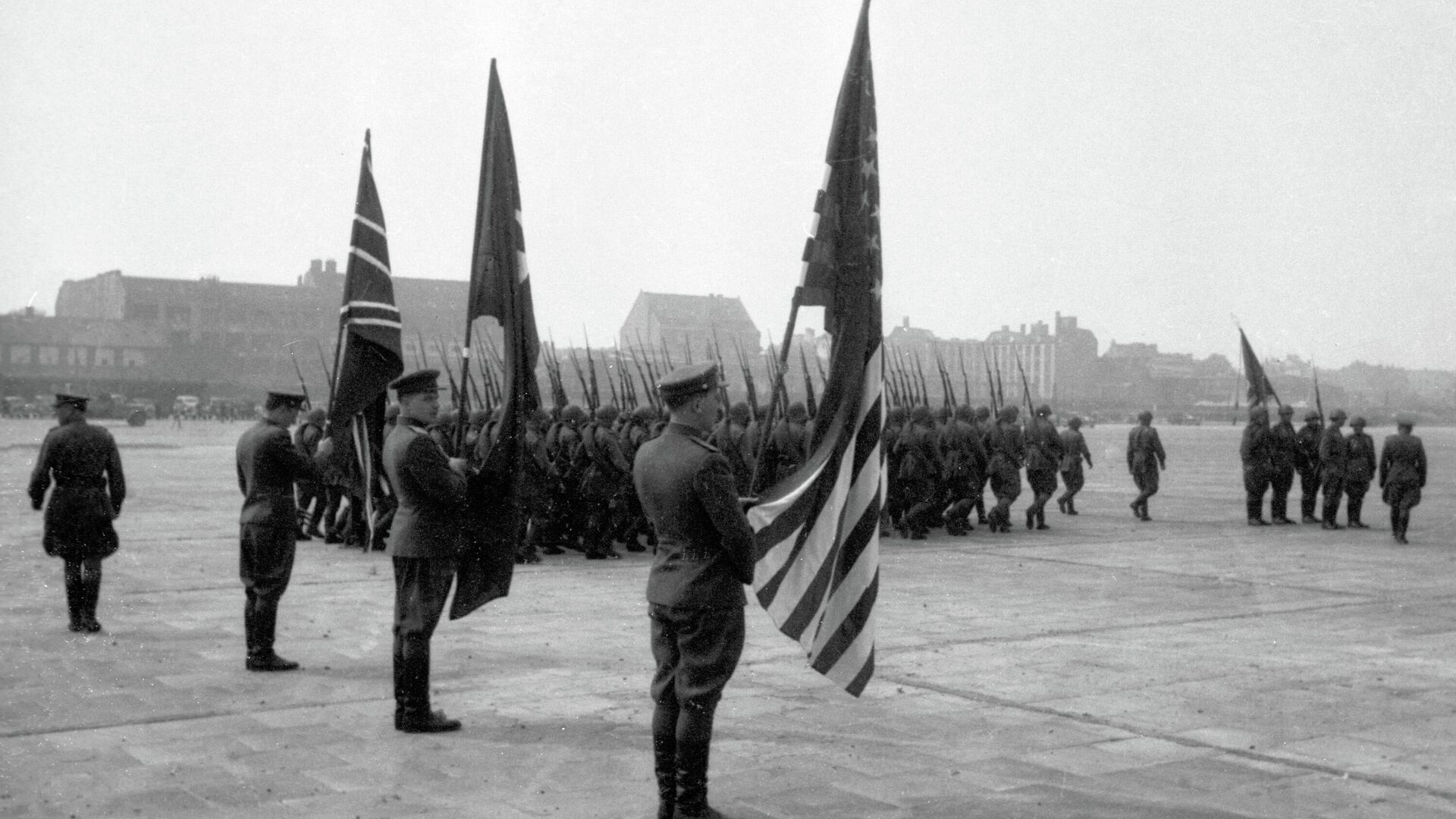 Представители союзного командования, прибывшие для подписания акта о капитуляции Германии, на Темпельгофском аэродроме в Берлине - РИА Новости, 1920, 15.11.2020