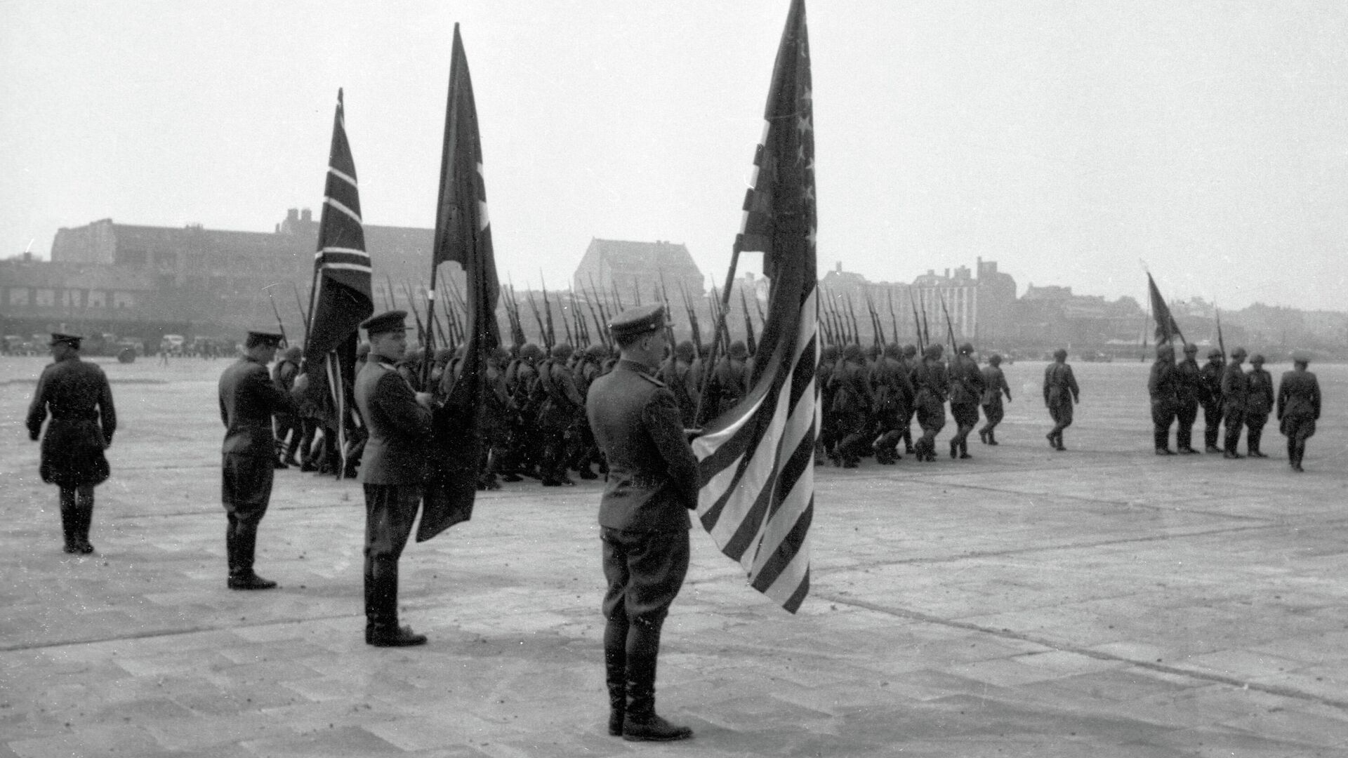 Представители союзного командования, прибывшие для подписания акта о капитуляции Германии, на Темпельгофском аэродроме в Берлине - РИА Новости, 1920, 22.06.2021