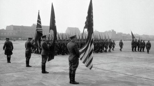 Представители союзного командования, прибывшие для подписания акта о капитуляции Германии, на Темпельгофском аэродроме в Берлине