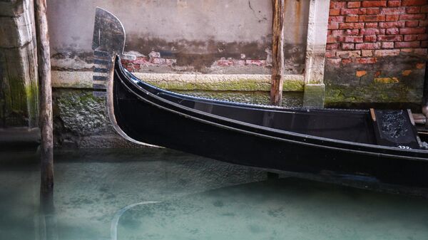 Гондола в канале Венеции