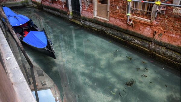 Гондола в канале Венеции