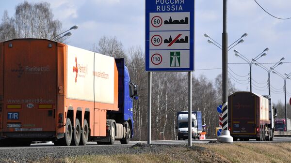 Автомобили на трассе М1 на белорусско-российской границе