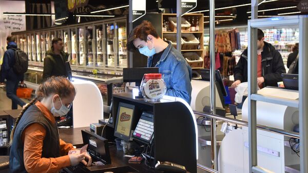 Покупатель на кассе супермаркета во Львове