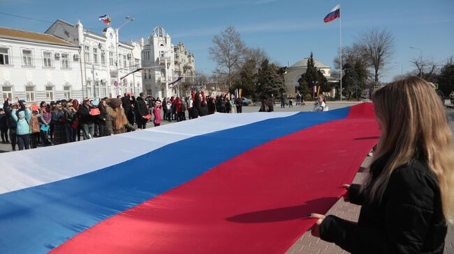 Флешмоб, посвященный годовщине воссоединения Крыма с Россией, в Евпатории