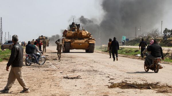 Боевой танк турецких военных на трассе М4 неподалеку от города Идлиб, Сирия