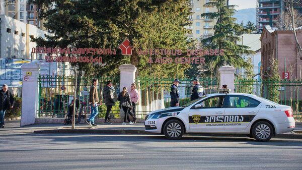 Сотрудники полиции дежурят возле здания Тбилисской инфекционной больницы