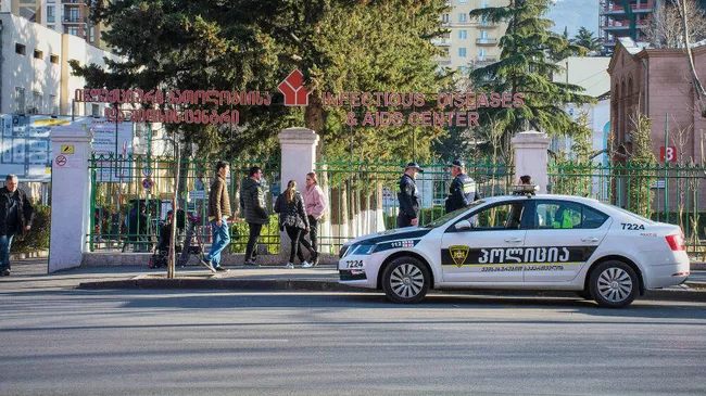 Сотрудники полиции дежурят возле здания Тбилисской инфекционной больницы