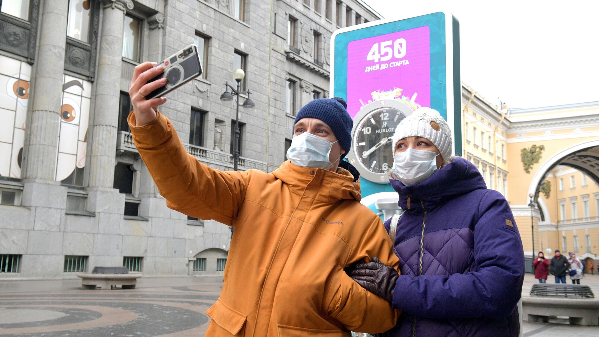 Молодые люди в защитных масках в Санкт-Петербурге - РИА Новости, 1920, 31.03.2021