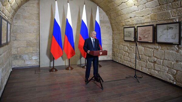 Президент РФ Владимир Путин выступает на встрече с общественностью в музейно-выставочном комплексе Константиновская батарея в Севастополе