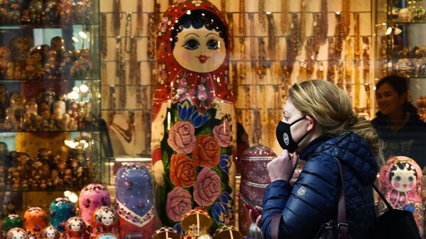 Девушка в маске на одной из улиц Москвы