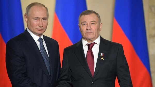 Президент РФ Владимир Путин и предприниматель Аркадий Ротенберг, награжденный званием Герой Труда