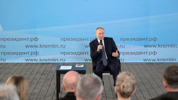 Президент России Владимир Путин во время встречи с общественностью в музейно-выставочном комплексе Константиновская батарея в Севастополе