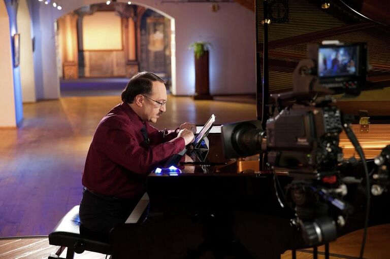 Даниил Крамер во время съемок собственной телепередачи 