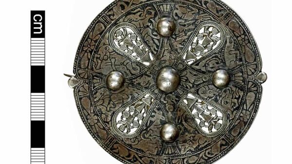 Раннесредневековая серебряная брошь
