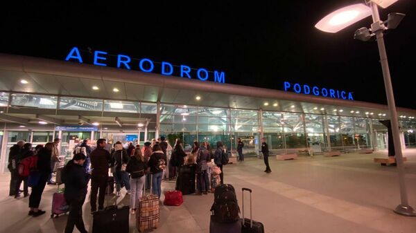 Черногория. Аэропорт Подгорицы. Россияне в очереди на вход 18 марта 2020