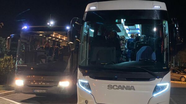 Черногория. Туристы, доставленные из Тивата для вылета в Москву, в аэропорту Подгорицы