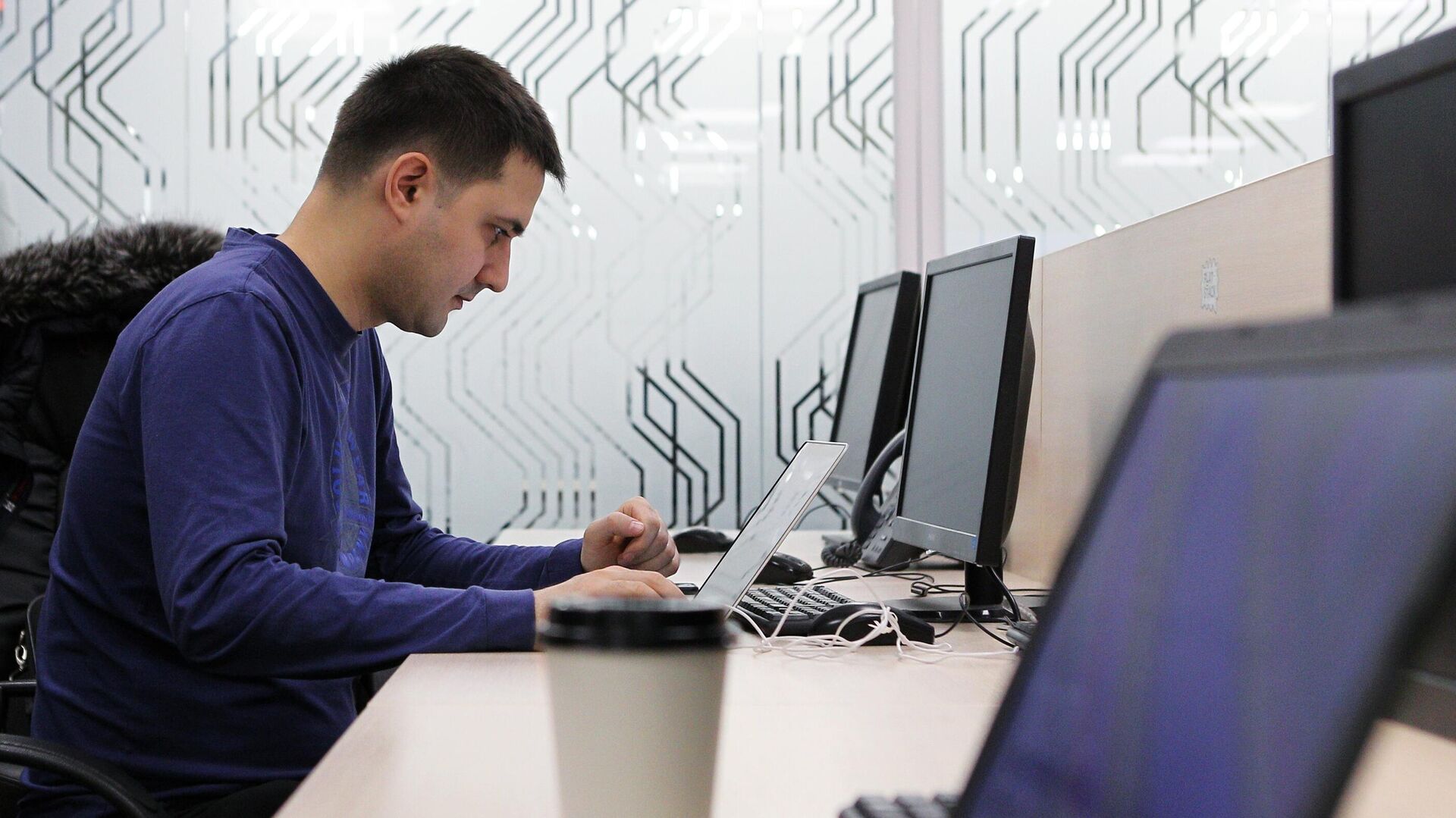 Мужчина работает за компьютером - РИА Новости, 1920, 01.09.2023