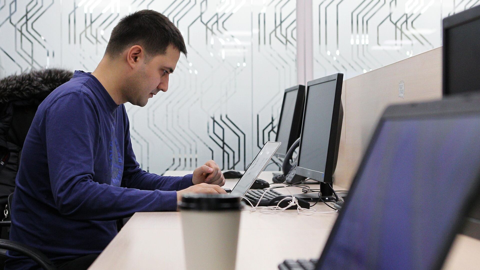 Мужчина работает за компьютером - РИА Новости, 1920, 07.06.2022