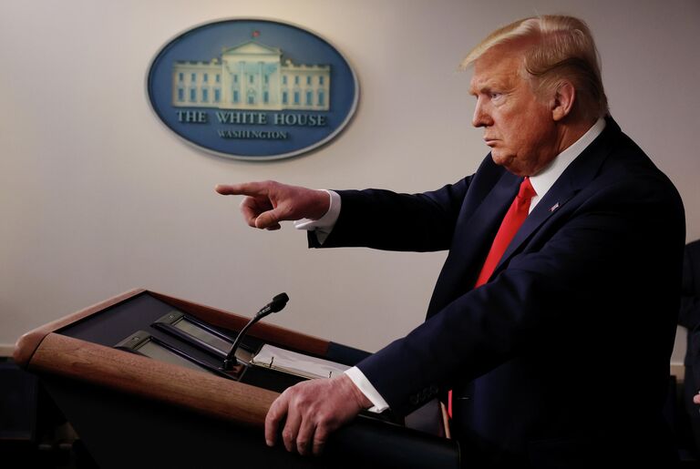 Президент США Дональд Трамп во время брифинга по борьбе с эпидемией коронавируса в Белом доме Президент США Дональд Трамп во время брифинга по борьбе с эпидемией коронавируса в Белом доме