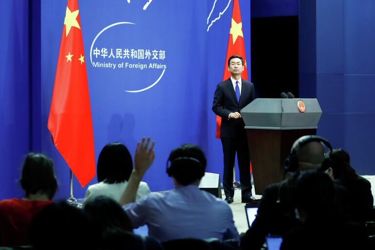 Представитель МИД КНР Гэн Шуан во время брифинга в Пекине Представитель МИД КНР Гэн Шуан во время брифинга в Пекине