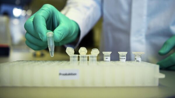 Сотрудник немецкой биотехнологической компании CureVac во время разработки вакцины от коронавируса в лаборатории в Тюбингене, Германия