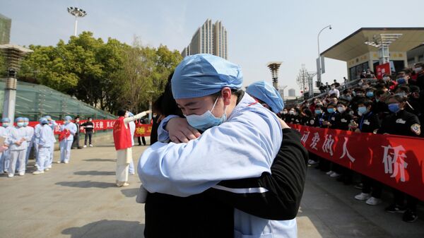 Медицинский работник из города Ухань прощается с коллегой из Цзянсу