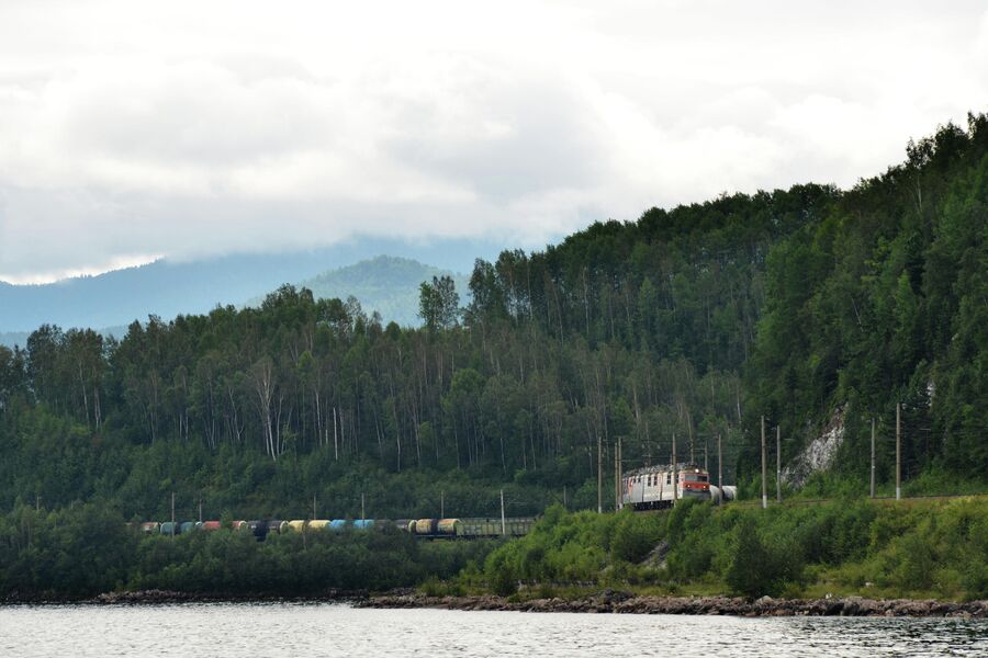 Транссибирская железнодорожная магистраль вдоль озера Байкал.