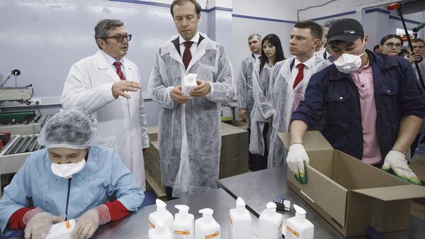 Министр промышленности и торговли РФ Денис Мантуров во время посещения завода по производству антисептиков компании Sanitelle в Москве