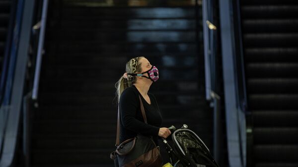 Девушка в защитной маске в аэропорту Николы Теслы в Белграде