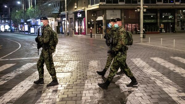 Военные патрулируют улицы во время комендантского часа в Белграде