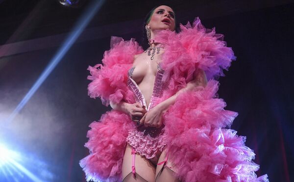 Артистка бурлеска Vutrica выступает с номером Бандитка в кабаре-шоу Ladies of Burlesque в ресторане Magnus Locus в Москве