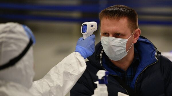 Медицинские работники проверяют состояние пассажиров в аэропорту Внуково