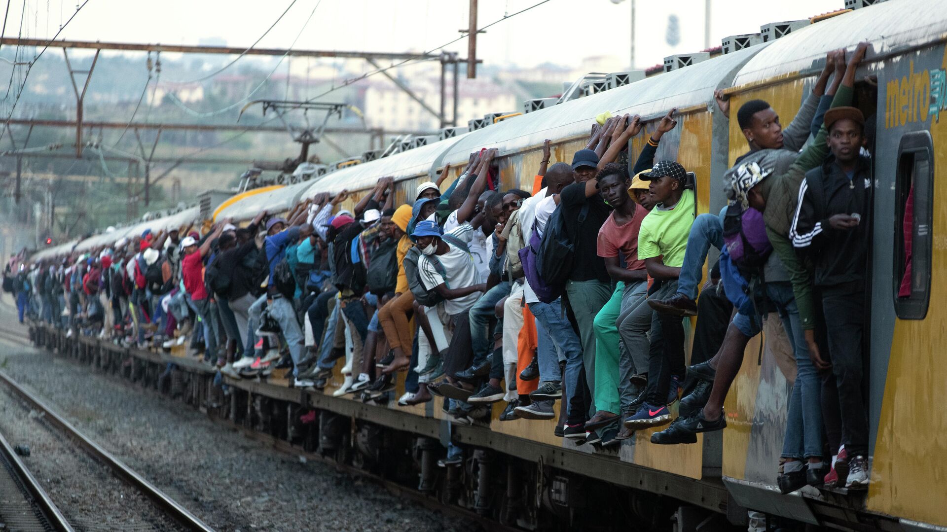 Пассажиры переполненного поезда в Соуэто, ЮАР - РИА Новости, 1920, 27.10.2020