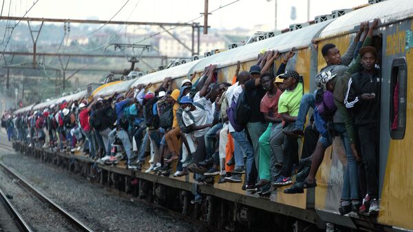 Пассажиры переполненного поезда в Соуэто, ЮАР