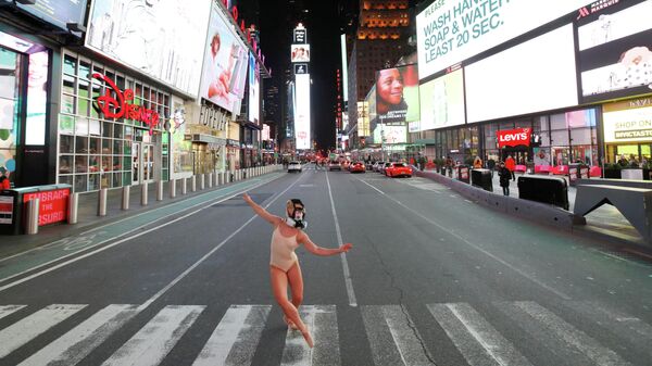 Нью-Йоркская балерина в противогазе танцует на Таймс-сквер