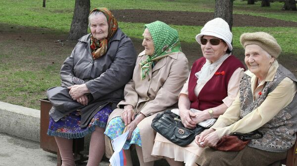 Женщины пенсионного возраста на лавочке в парке