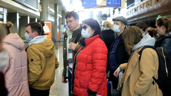 Российские туристы ждут начала регистрации в аэропорту Словении
