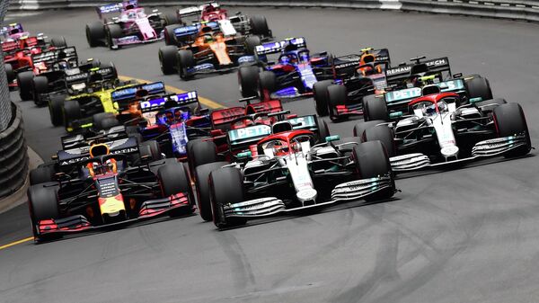 Пелетон во время старта Гран-при Монако Формулы-1