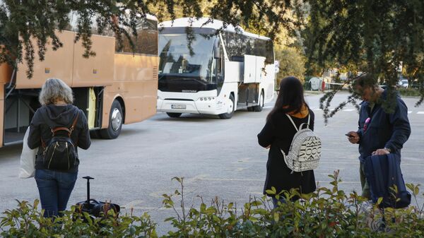 Российские туристы ожидают автобусов на территории аэропорта Тиват в Черногории