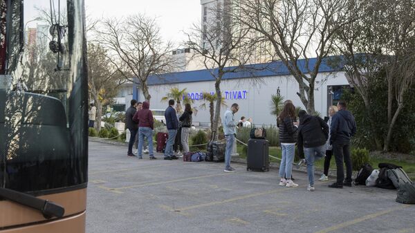 Российские туристы ожидают автобус на территории аэропорта Тиват в Черногории
