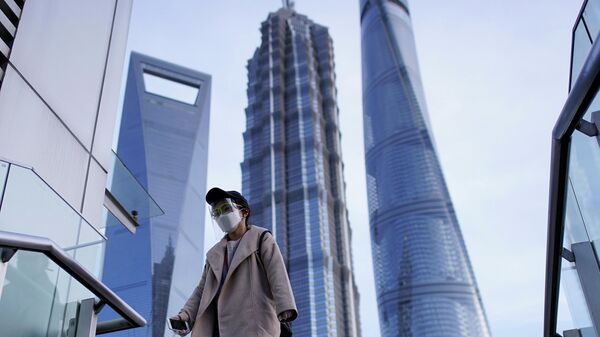 Женщина в защитной маске в Китае