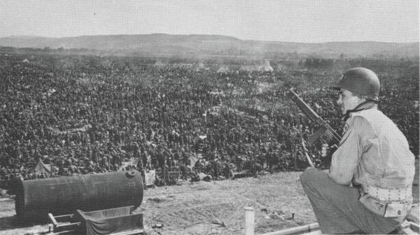 Американский солдат - один из охранников тысяч немецких солдат, захваченных в Рурской области
