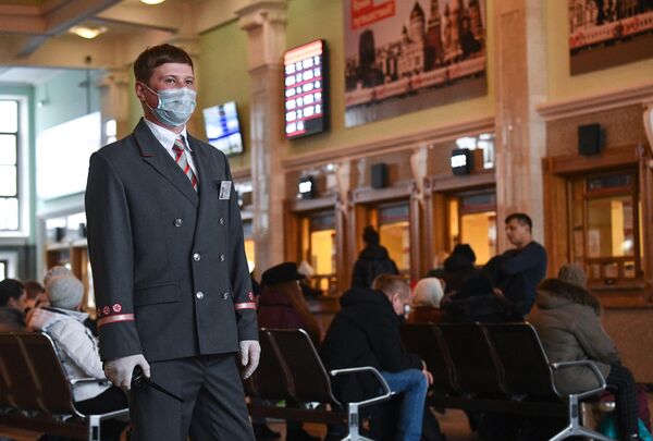 Дежурный помощник начальника железнодорожного вокзала в кассовом зале на станции Новосибирский Главный в Новосибирске