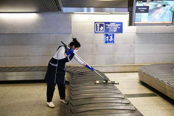 Сотрудник клининговой службы проводит уборку в аэропорту Внуково