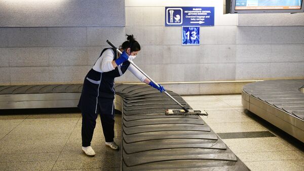 Сотрудник клининговой службы проводит уборку в аэропорту Внуково