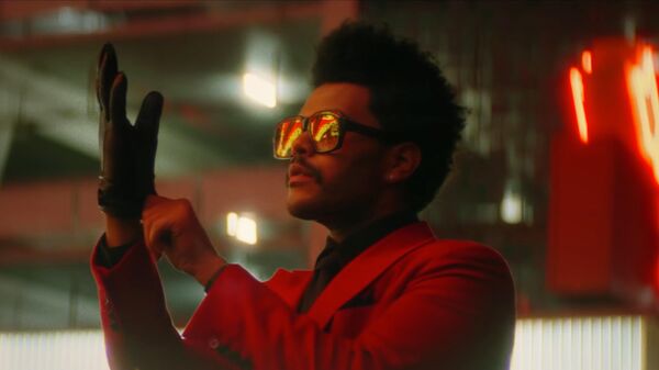 Кадр из видео Blinding Lights канадского певца The Weeknd