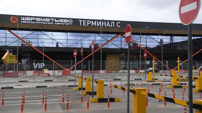 Пустующая стоянка перед закрытым терминалом С аэропорта Шереметьево